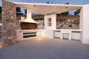 Sleeps8-parking-garden-pool-sunsets-barbeque
