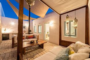 Sleeps8-parking-garden-pool-sunsets-barbeque