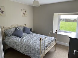 Cottage - Sleeps 4 - Pet Friendly - Parking