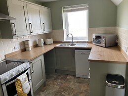 Cottage - Sleeps 4 - Pet Friendly - Parking