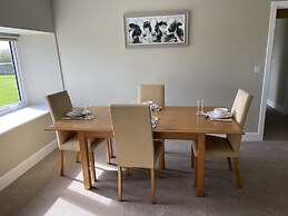 Cottage - Sleeps 4 - Pet Friendly - Parking