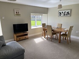 Cottage - Sleeps 4 - Pet Friendly - Parking