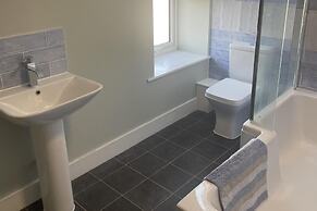 Cottage - Sleeps 4 - Pet Friendly - Parking