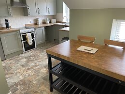 Cottage - Sleeps 4 - Pet Friendly - Parking