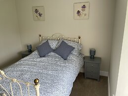 Cottage - Sleeps 4 - Pet Friendly - Parking