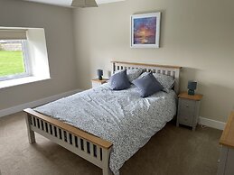 Cottage - Sleeps 4 - Pet Friendly - Parking