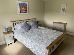 Cottage - Sleeps 4 - Pet Friendly - Parking