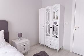 Stunning Gorgeous 2 BR near Golden Horn