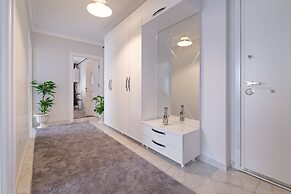 Stunning Gorgeous 2 BR near Golden Horn