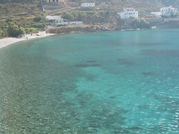 Beachfront Apartment - Sleeps 3 & Free Parking