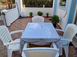Beachfront Apartment - Sleeps 3 & Free Parking