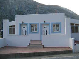 Beachfront Apartment - Sleeps 3 & Free Parking