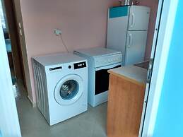 Beachfront Apartment - Sleeps 3 & Free Parking