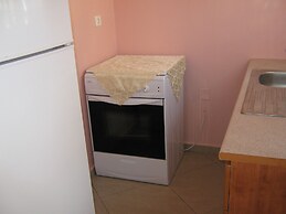Beachfront Apartment - Sleeps 3 & Free Parking