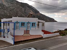 Beachfront Apartment - Sleeps 3 & Free Parking