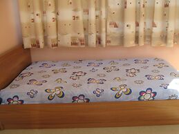Beachfront Apartment - Sleeps 3 & Free Parking