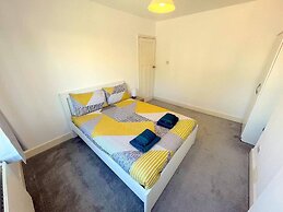 Spacious 4-bed House in Thornton Heath