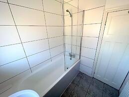 Spacious 4-bed House in Thornton Heath