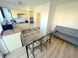 Spacious 4-bed House in Thornton Heath