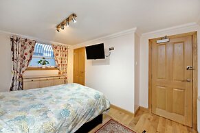 Luxurious Aberdeen Retreat Sleeps 21 & Parking