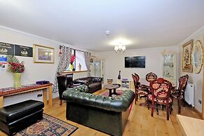Luxurious Aberdeen Retreat Sleeps 21 & Parking