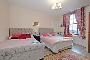 Luxurious Aberdeen Retreat Sleeps 21 & Parking