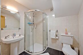 Luxurious Aberdeen Retreat Sleeps 21 & Parking