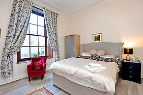 Luxurious Aberdeen Retreat Sleeps 21 & Parking