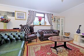 Luxurious Aberdeen Retreat Sleeps 21 & Parking