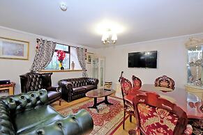 Luxurious Aberdeen Retreat Sleeps 21 & Parking