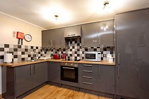 Luxurious Aberdeen Retreat Sleeps 21 & Parking