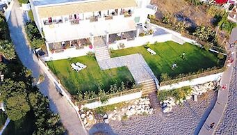 Beachfront 2-bed Luxury Apartment - Agios Gordios Corfu Greece