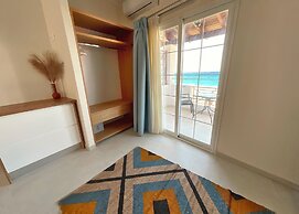 Beachfront 2-bed Luxury Suite - Agios Gordios Corfu Greece