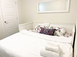 Brand New Walk Out Bsmt Apt Near Beach