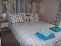 3 Bed Caravan - Sleeps 8 - Wifi - Parking