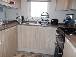 3 Bed Caravan - Sleeps 8 - Wifi - Parking