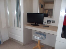 3 Bed Caravan - Sleeps 8 - Wifi - Parking