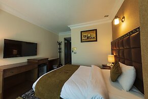 Town Season Hotel