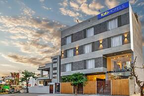 Fabhotel The White Moon