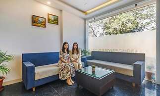 Fabhotel Meera Palace