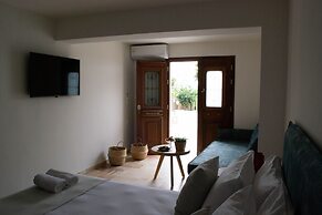 Oniropetra Luxury Suites