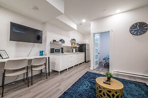 Spacious Newly Renovated 1 Bedroom Suite
