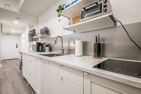 Spacious Newly Renovated 1 Bedroom Suite