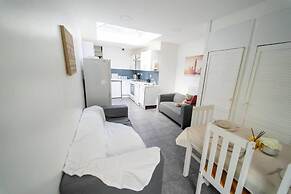 Stunning Studio Next to Restaurants!