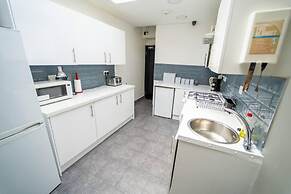 Stunning Studio Next to Restaurants!