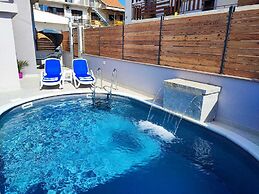 Pop Villa Sleeps 3 With Pool
