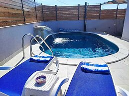 Pop Villa Sleeps 3 With Pool