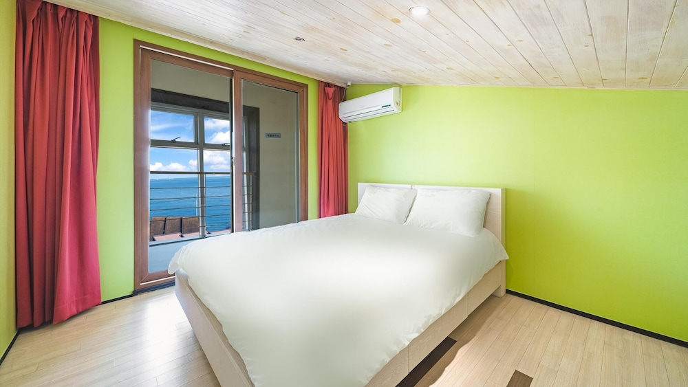Geojedo Pilos Ocean View Pension