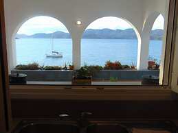 Apartment - Sleeps up to 10 & Beachfront Access