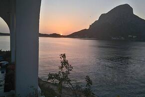 Apartment - Sleeps up to 10 & Beachfront Access